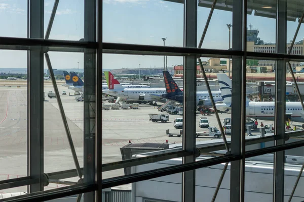 Terminal Pasajeros Aeropuerto Verano Con Bancos Para Que Los Pasajeros — Foto de Stock