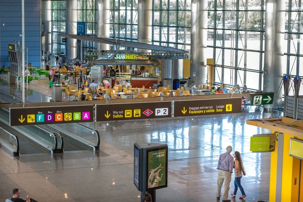 Terminal Pasajeros Aeropuerto Verano Con Bancos Para Que Los Pasajeros — Foto de Stock