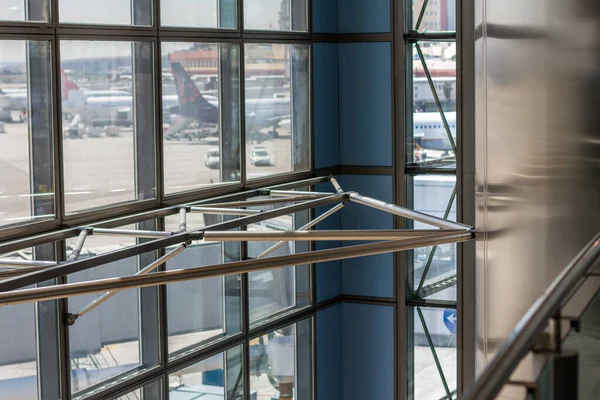 Terminal Pasajeros Aeropuerto Verano Con Bancos Para Que Los Pasajeros — Foto de Stock