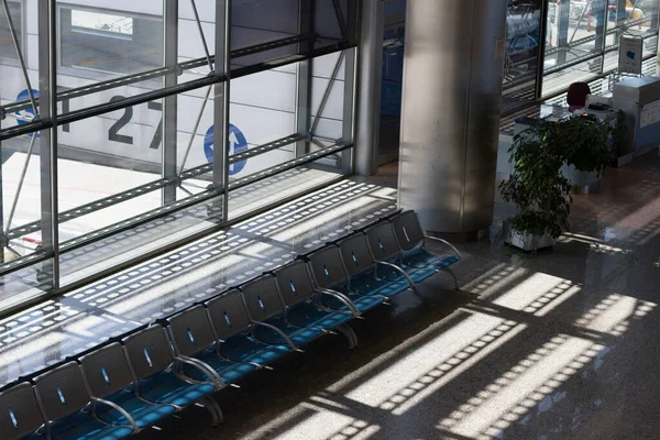 Passagerarterminal Flygplats Sommaren Med Bänkar För Passagerare Att Sitta Vissa Stockbild