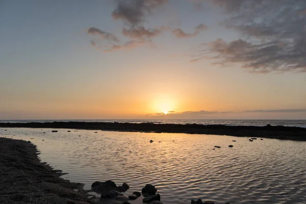 Puesta Sol Playa Con Rayos Sol Dorados Pequeñas Nubes Cielo — Foto de Stock