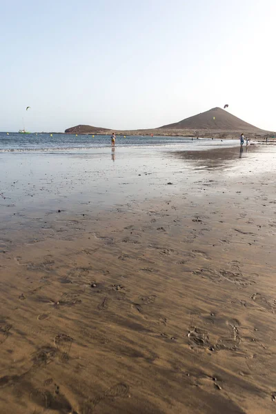Заході Сонця Жовтому Піщаному Пляжі Океан Миє Вологий Пісок Узбережжя — стокове фото