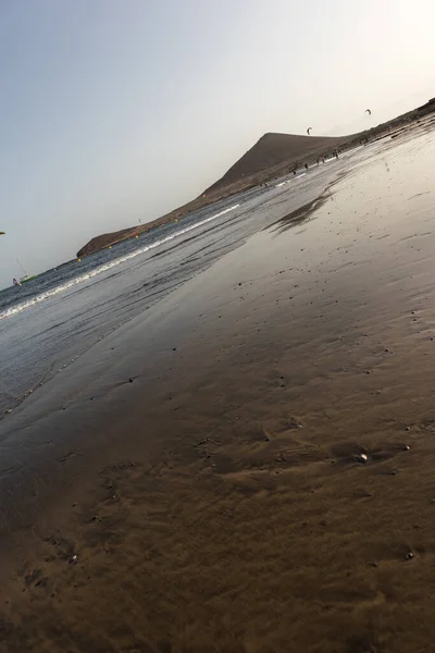 Mare Spiaggia Sabbia Gialla Tramonto Oceano Bagna Sabbia Bagnata Della — Foto Stock