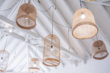 Lüks bir restoranın tavan süslemesi, el yapımı ahşap kuş kafeslerinden yapılmış. Tenerife. Kanarya Adaları. İspanya