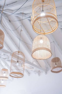 Lüks bir restoranın tavan süslemesi, el yapımı ahşap kuş kafeslerinden yapılmış. Tenerife. Kanarya Adaları. İspanya