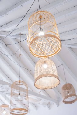 Lüks bir restoranın tavan süslemesi, el yapımı ahşap kuş kafeslerinden yapılmış. Tenerife. Kanarya Adaları. İspanya