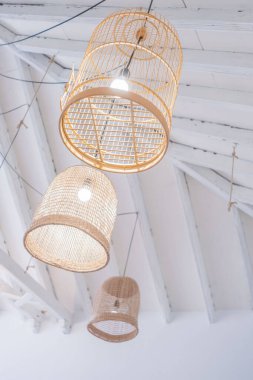 Lüks bir restoranın tavan süslemesi, el yapımı ahşap kuş kafeslerinden yapılmış. Tenerife. Kanarya Adaları. İspanya