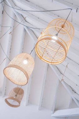 Lüks bir restoranın tavan süslemesi, el yapımı ahşap kuş kafeslerinden yapılmış. Tenerife. Kanarya Adaları. İspanya
