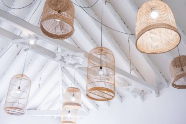 Lüks bir restoranın tavan süslemesi, el yapımı ahşap kuş kafeslerinden yapılmış. Tenerife. Kanarya Adaları. İspanya