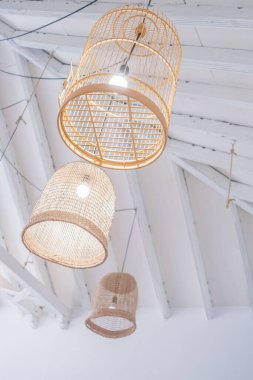 Lüks bir restoranın tavan süslemesi, el yapımı ahşap kuş kafeslerinden yapılmış. Tenerife. Kanarya Adaları. İspanya