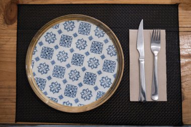 Lüks restoranlar için elle boyanmış mavi dekoratif desenli beyaz Çin porselenleri. Tenerife, Kanarya Adaları İspanya