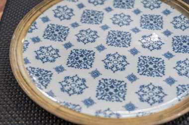 Lüks restoranlar için elle boyanmış mavi dekoratif desenli beyaz Çin porselenleri. Tenerife, Kanarya Adaları İspanya