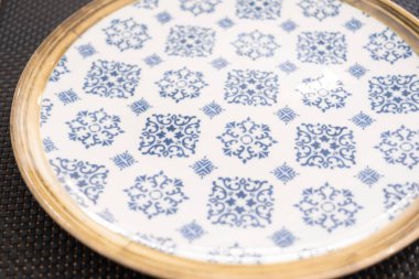 Lüks restoranlar için elle boyanmış mavi dekoratif desenli beyaz Çin porselenleri. Tenerife, Kanarya Adaları İspanya