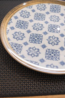 Lüks restoranlar için elle boyanmış mavi dekoratif desenli beyaz Çin porselenleri. Tenerife, Kanarya Adaları İspanya