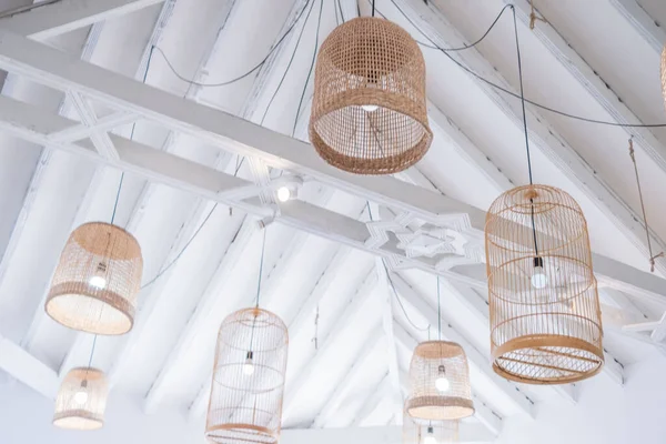 Lüks bir restoranın tavan süslemesi, el yapımı ahşap kuş kafeslerinden yapılmış. Tenerife. Kanarya Adaları. İspanya