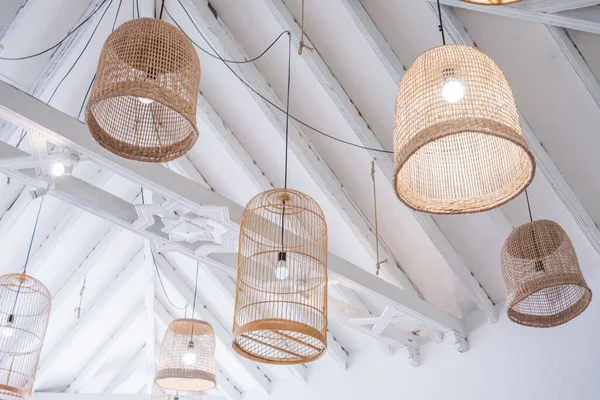 Lüks bir restoranın tavan süslemesi, el yapımı ahşap kuş kafeslerinden yapılmış. Tenerife. Kanarya Adaları. İspanya