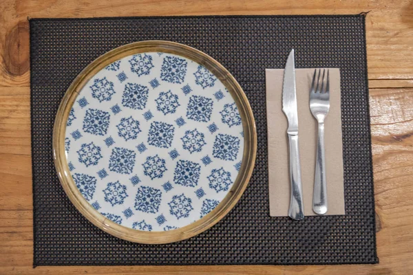 Lüks restoranlar için elle boyanmış mavi dekoratif desenli beyaz Çin porselenleri. Tenerife, Kanarya Adaları İspanya