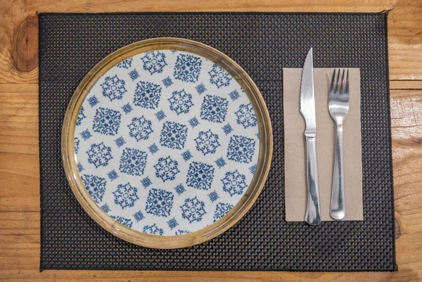 Lüks restoranlar için elle boyanmış mavi dekoratif desenli beyaz Çin porselenleri. Tenerife, Kanarya Adaları İspanya