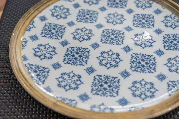 Lüks restoranlar için elle boyanmış mavi dekoratif desenli beyaz Çin porselenleri. Tenerife, Kanarya Adaları İspanya