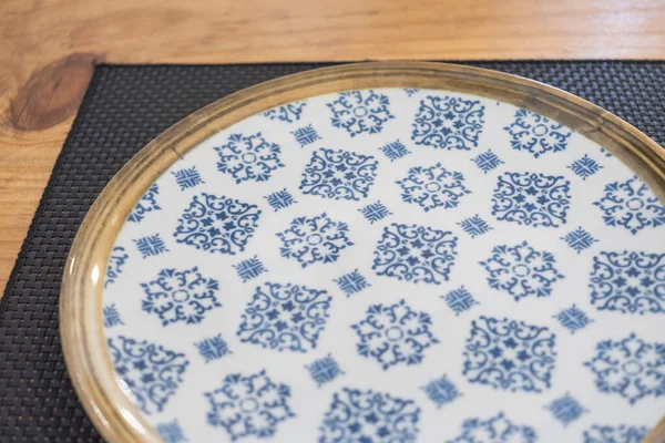 Lüks restoranlar için elle boyanmış mavi dekoratif desenli beyaz Çin porselenleri. Tenerife, Kanarya Adaları İspanya