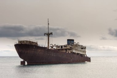Pas pas kaplı, gün batımı gemi karaya oturdu. Lanzarote, Kanarya Adaları, İspanya