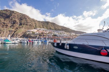 Yatı Los Gigantes rıhtımında demirlemiş ve arka planda Los Gigantes kasabası var. Tenerife, Kanarya Adaları. İspanya