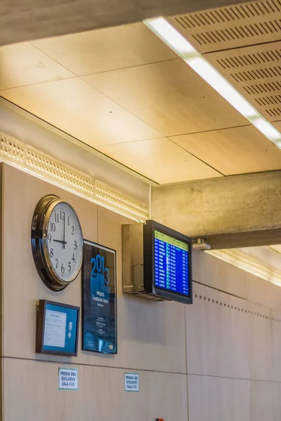 Bekleme odasının ayrıntıları. Elleri ve bilgili birkaç dijital ekranı olan büyük bir saat. Tenerife, Kanarya Adaları, İspanya