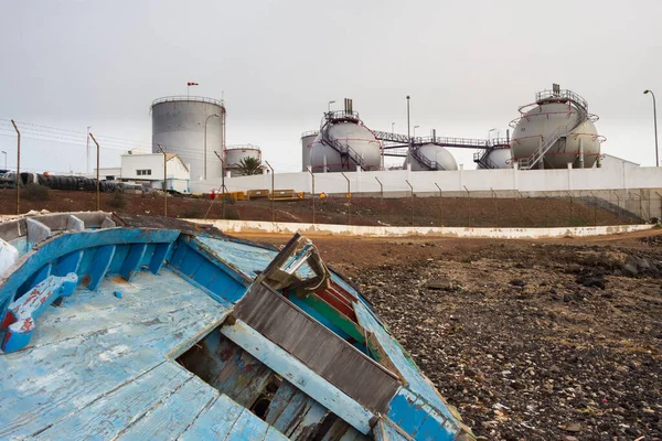 Handmade Red Wooden Boat Wrecked Stranded Sand Industrial Complex Background — Stock fotografie