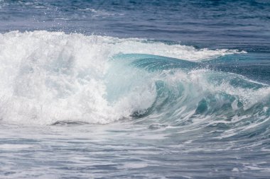 Kıyı şeridine doğru kopan bir dalganın yakın plan görüntüsü çok sayıda beyaz köpük oluşturur. Tenerife, Kanarya Adaları, İspanya