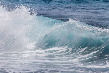 Kıyı şeridine doğru kopan bir dalganın yakın plan görüntüsü çok sayıda beyaz köpük oluşturur. Tenerife, Kanarya Adaları, İspanya