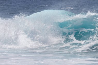 Kıyı şeridine doğru kopan bir dalganın yakın plan görüntüsü çok sayıda beyaz köpük oluşturur. Tenerife, Kanarya Adaları, İspanya