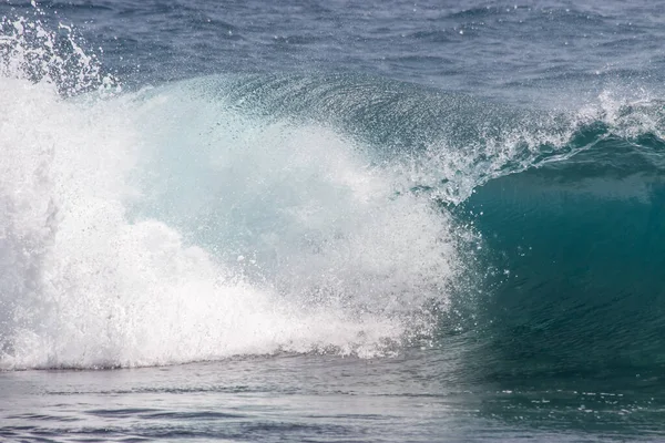 拍拍海浪冲撞海岸线的特写镜头 产生大量的白色泡沫 Tenerife 加那利群岛 西班牙 — 图库照片