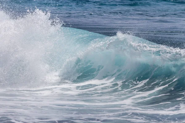 Primo Piano Onda Che Rompe Contro Costa Crea Sacco Schiuma — Foto Stock