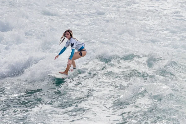 Tenerife Espanha Novembro 2013 Menina Surfando Uma Competição Surf Realizando — Fotografia de Stock