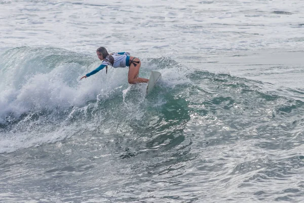 Tenerife España Noviembre 2013 Niña Surfeando Una Competición Surf Realizando —  Fotos de Stock