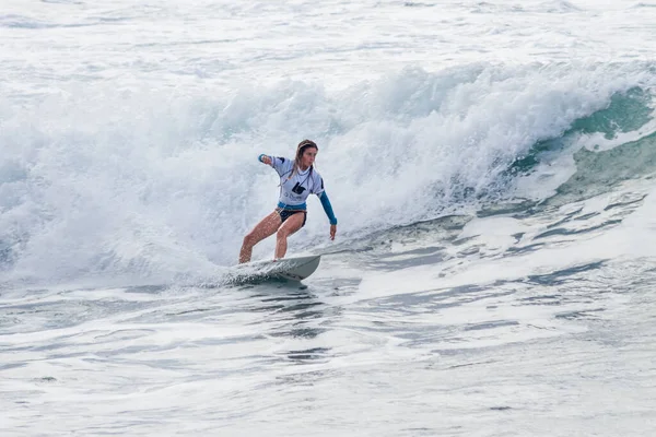 Tenerife Španělsko November 2013 Dívka Surfování Surfování Soutěže Provádění Několika — Stock fotografie