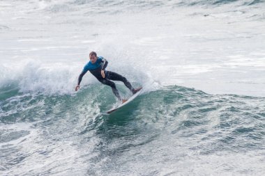 TENERIFE, SPAIN, 03-NOVEMBER-2013: Adam serbest sörf yapıyor ve dalganın duvarında radikal manevralar yapıyor. Tenerife, Kanarya Adaları, İspanya