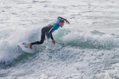 TENERIFE, SPAIN, 03-NOVEMBER-2013: Adam serbest sörf yapıyor ve dalganın duvarında radikal manevralar yapıyor. Tenerife, Kanarya Adaları, İspanya