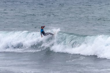 TENERIFE, SPAIN, 03-NOVEMBER-2013: Adam serbest sörf yapıyor ve dalganın duvarında radikal manevralar yapıyor. Tenerife, Kanarya Adaları, İspanya