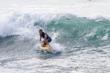 TENERIFE, SPAIN, 03 - NOVEMBER-2013: Adam serbest sörf yapıyor ve vücut yaban domuzuyla dalganın duvarında radikal manevralar yapıyor.