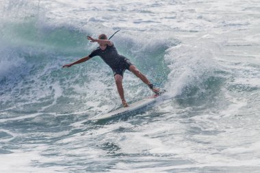 TENERIFE, SPAIN, NOVEMBER-03-2013: çocuk sörf yarışmasında sörf yapıyor, dalganın duvarında birkaç harika manevra yapıyor. Tenerife, Kanarya Adaları, İspanya