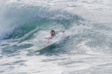 TENERIFE, SPAIN, NOVEMBER-03-2013: çocuk sörf yarışmasında sörf yapıyor, dalganın duvarında birkaç harika manevra yapıyor. Tenerife, Kanarya Adaları, İspanya