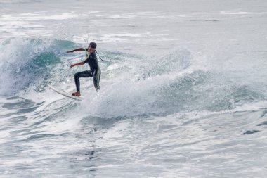 TENERIFE, SPAIN, NOVEMBER-03-2013: çocuk sörf yarışmasında sörf yapıyor, dalganın duvarında birkaç harika manevra yapıyor. Tenerife, Kanarya Adaları, İspanya