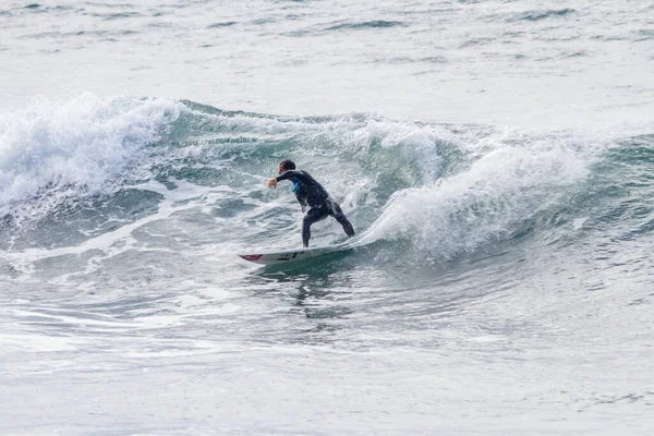 TENERIFE, SPAIN, 03-NOVEMBER-2013: Adam serbest sörf yapıyor ve dalganın duvarında radikal manevralar yapıyor. Tenerife, Kanarya Adaları, İspanya