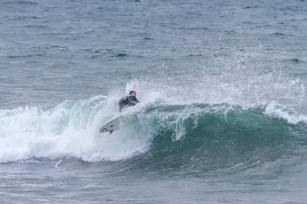 TENERIFE, SPAIN, 03-NOVEMBER-2013: Adam serbest sörf yapıyor ve dalganın duvarında radikal manevralar yapıyor. Tenerife, Kanarya Adaları, İspanya