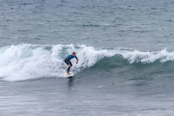 TENERIFE, SPAIN, 03-NOVEMBER-2013: Adam serbest sörf yapıyor ve dalganın duvarında radikal manevralar yapıyor. Tenerife, Kanarya Adaları, İspanya