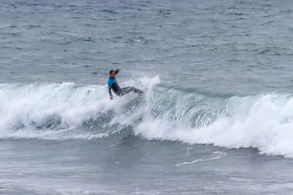 TENERIFE, SPAIN, 03-NOVEMBER-2013: Adam serbest sörf yapıyor ve dalganın duvarında radikal manevralar yapıyor. Tenerife, Kanarya Adaları, İspanya