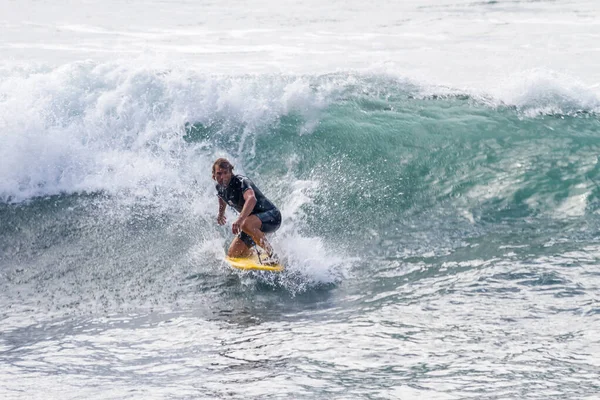 TENERIFE, SPAIN, 03 - NOVEMBER-2013: Adam serbest sörf yapıyor ve vücut yaban domuzuyla dalganın duvarında radikal manevralar yapıyor.