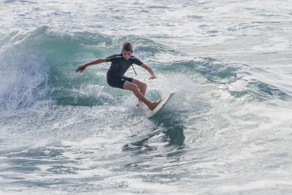 TENERIFE, SPAIN, NOVEMBER-03-2013: çocuk sörf yarışmasında sörf yapıyor, dalganın duvarında birkaç harika manevra yapıyor. Tenerife, Kanarya Adaları, İspanya