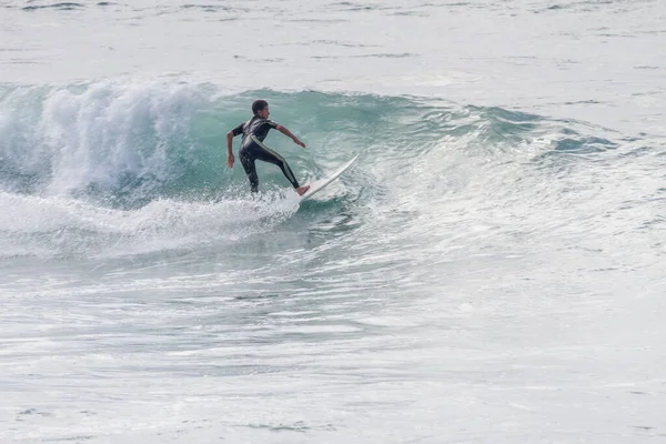 Tenerife Španělsko November 2013 Chlapec Surfuje Dětské Surfařské Soutěži Předvádí — Stock fotografie